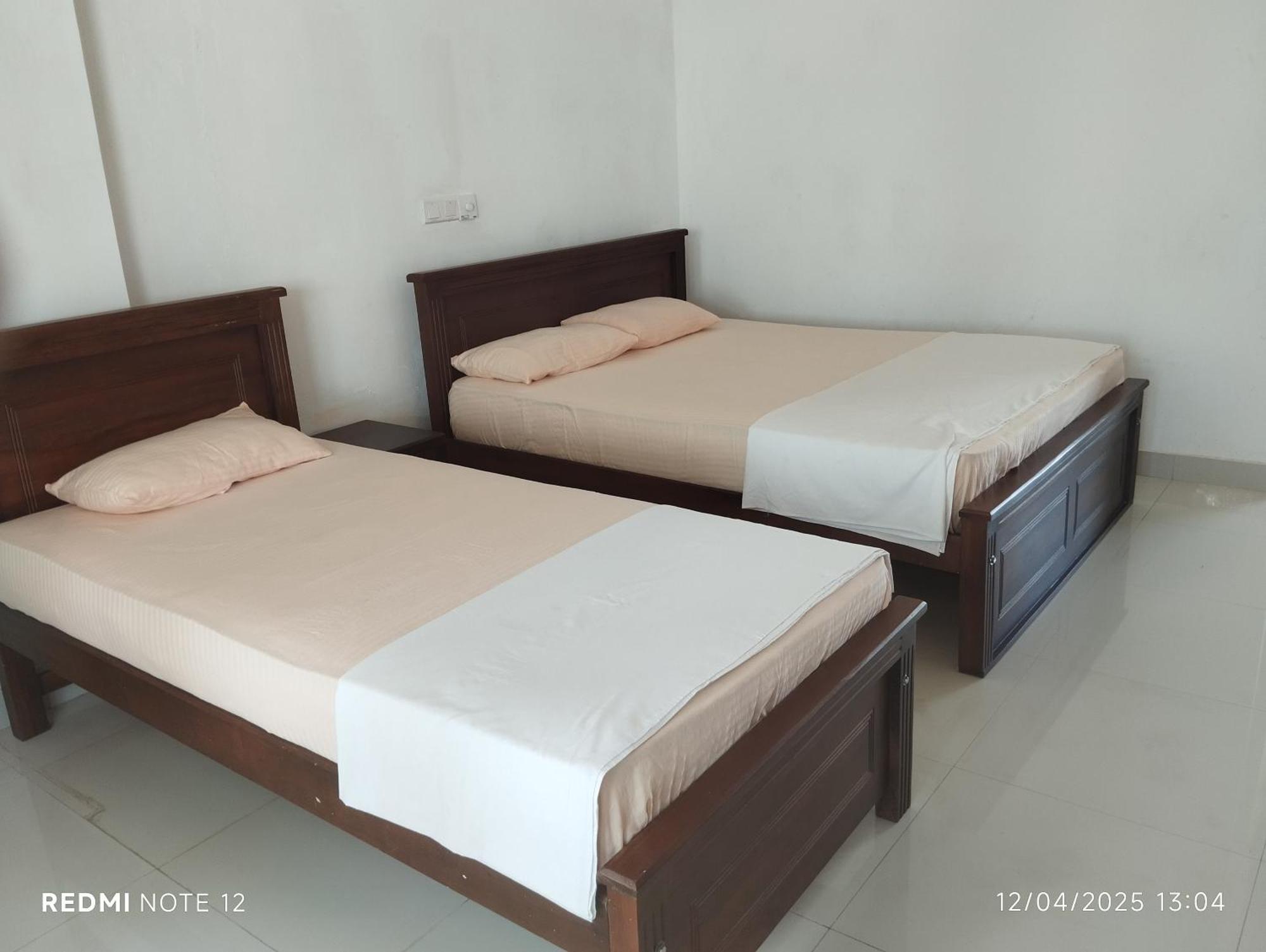 Ocean Edge Hikka Hotel Hikkaduwa Buitenkant foto