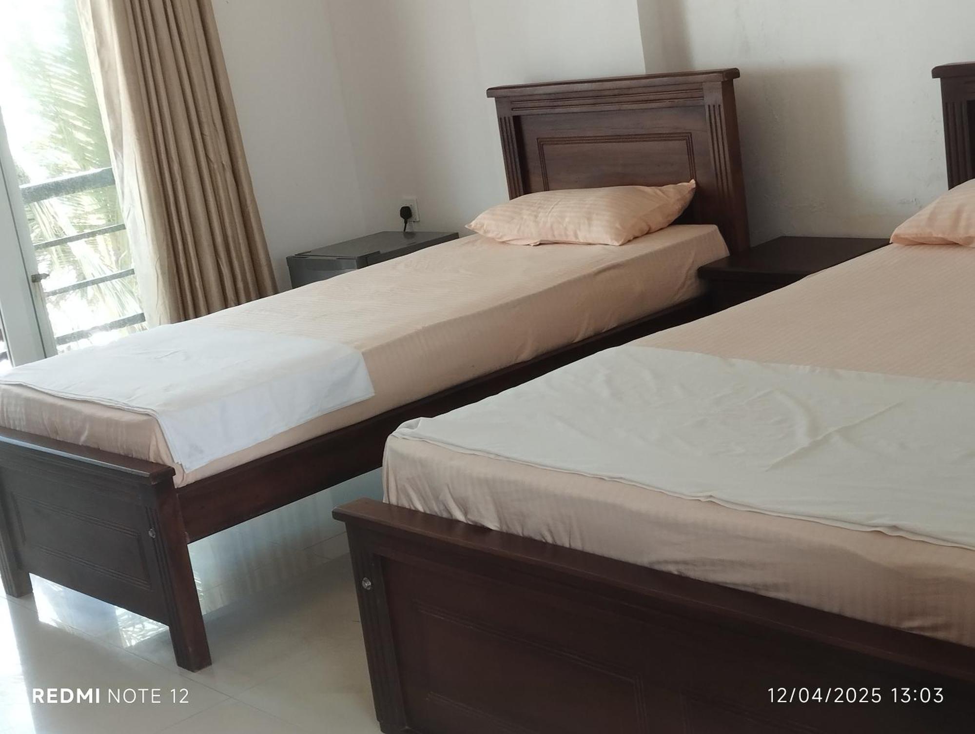 Ocean Edge Hikka Hotel Hikkaduwa Buitenkant foto